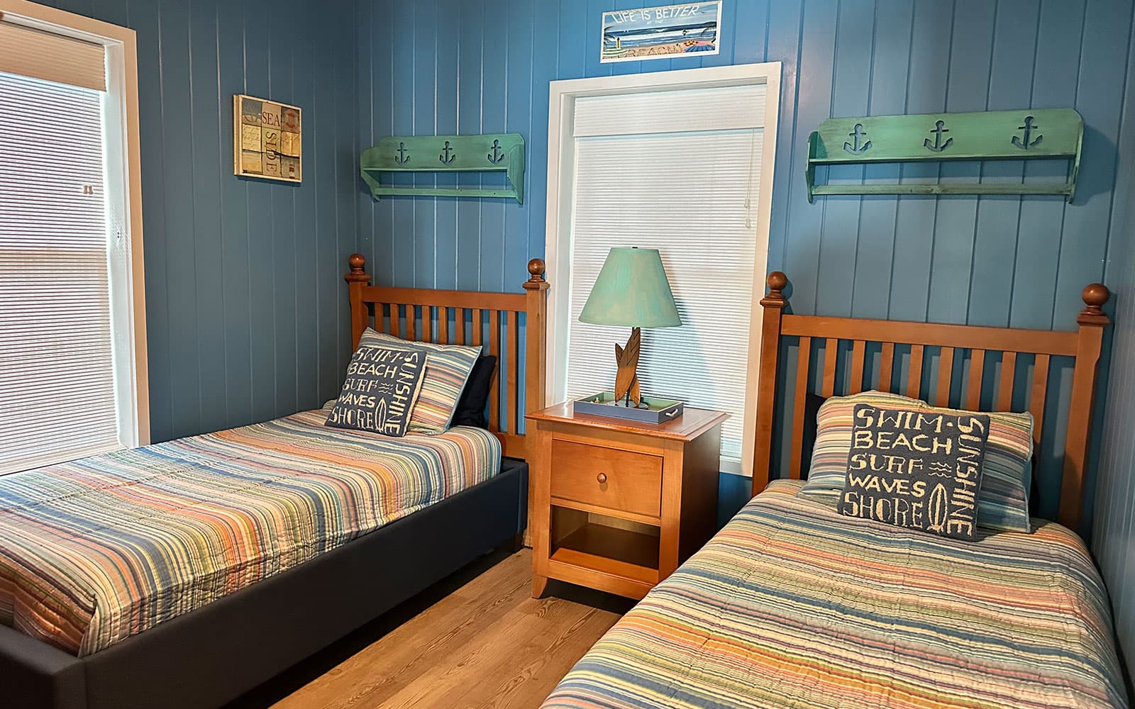 Twin bedroom with two beds and island décor