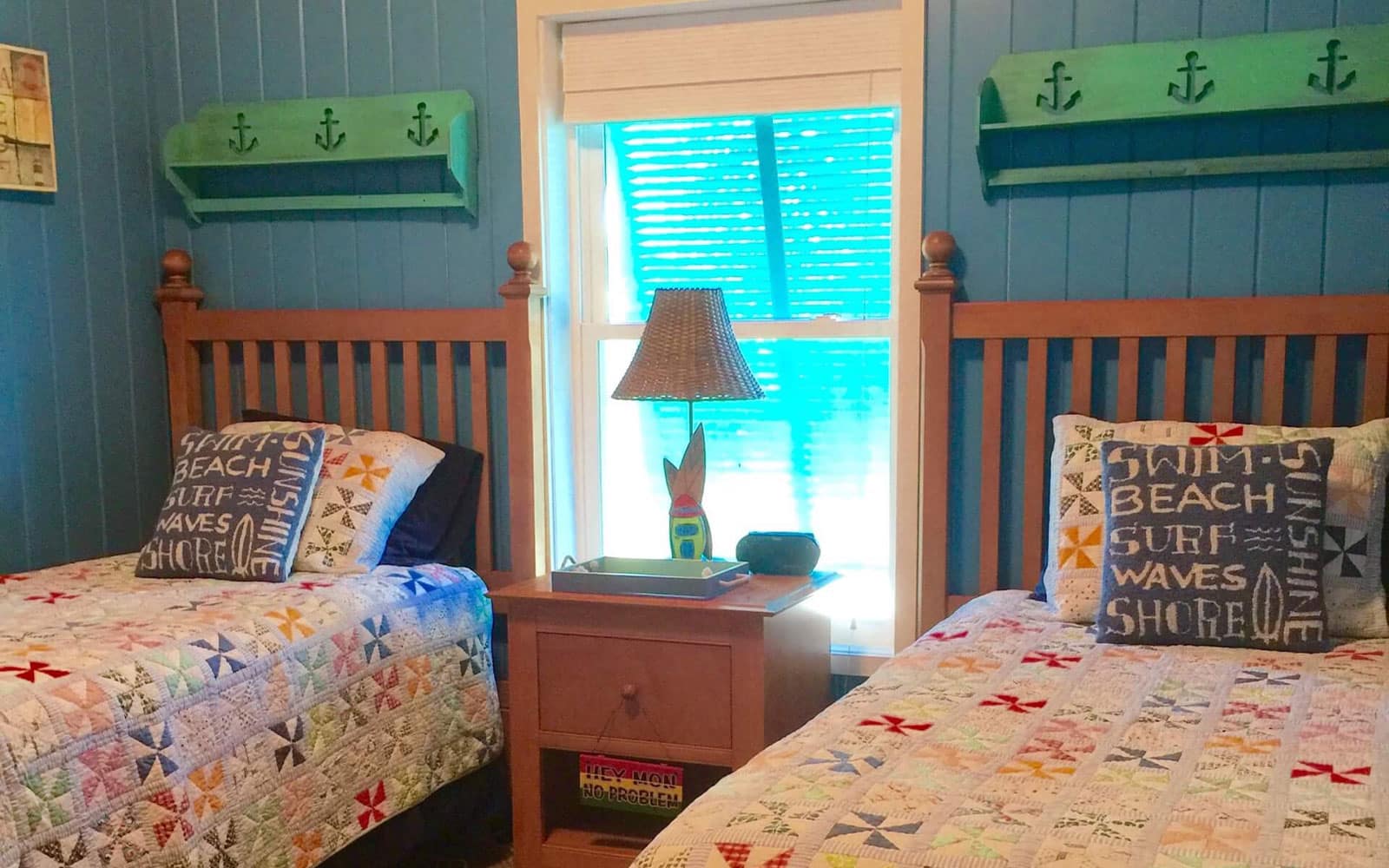 Twin bedroom with pool-deck access
