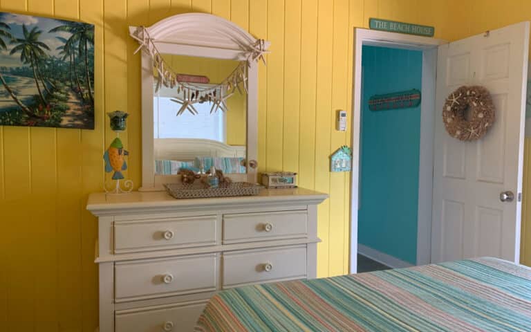 queen-bedroom-view-2