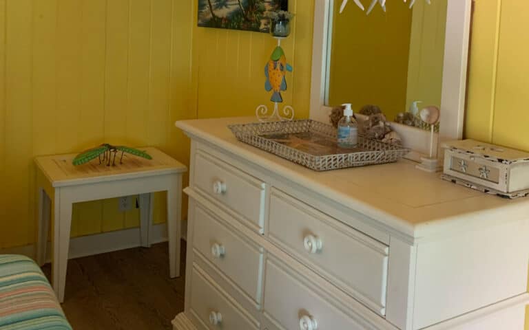 queen-bedroom-view-3